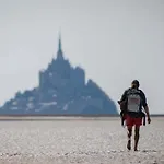 2 3 Possibilites A 10 Mn Du Mont Saint Michel *